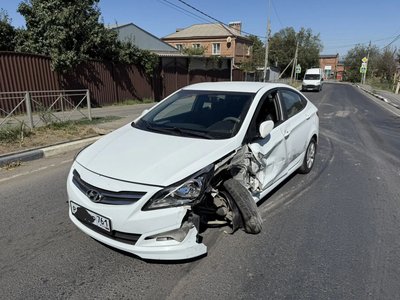 На улице 26 Бакинских комиссаров Солярис не разошёлся со встречным мусоровозом — фото 2