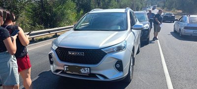 На спуске Герцена в Новочеркасске — получилпсь серьёзная пробка после ДТП — фото 3