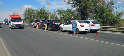 На спуске Герцена в Новочеркасске — получилпсь серьёзная пробка после ДТП — фото 5