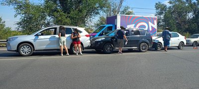 На спуске Герцена в Новочеркасске — получилпсь серьёзная пробка после ДТП — фото 6