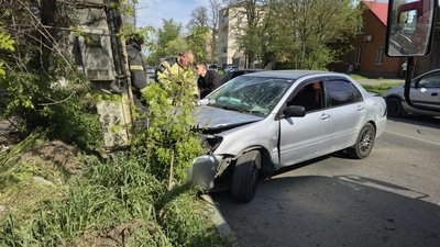 Пилот команды Митсубиси и его девушка - штурман не справились с управлением на прямом участке...
