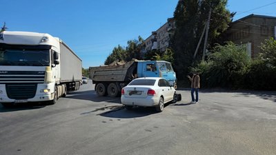 В Новочеркасске на пересечении улицы Будённовской и Магнитного переулка девушка организовала... — фото 2