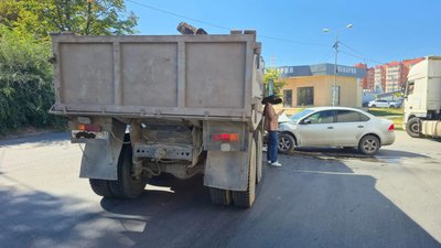 В Новочеркасске на пересечении улицы Будённовской и Магнитного переулка девушка организовала... — фото 5