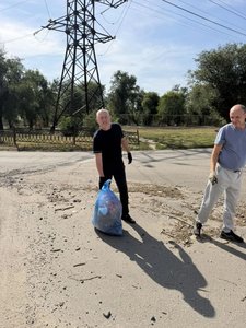 Депутат Городской Думы Новочеркасска Николай Горкавченко был замечен на субботнике, который он... — фото 3