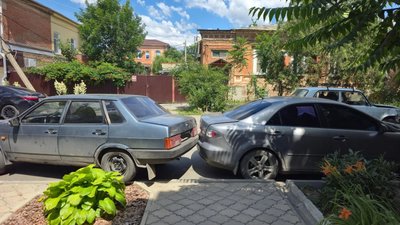 На улице Лебедя произошло дорожно-транспортное происшествие с участием трёх автомобилей