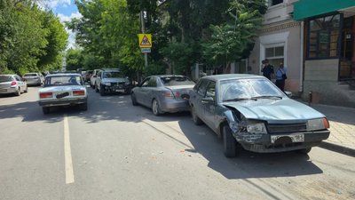 На улице Лебедя произошло дорожно-транспортное происшествие с участием трёх автомобилей — фото 2