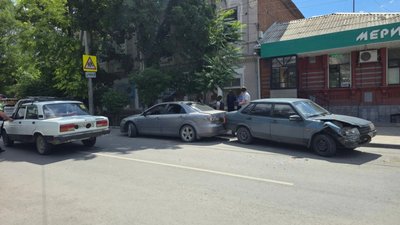 На улице Лебедя произошло дорожно-транспортное происшествие с участием трёх автомобилей — фото 5