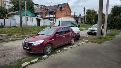 🚗 На Щорса автомобиль без водителя врезался в припаркованную машину — фото 3