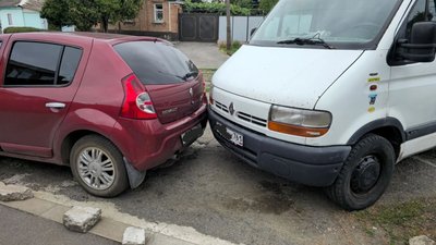 🚗 На Щорса автомобиль без водителя врезался в припаркованную машину — фото 5