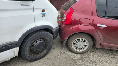 🚗 На Щорса автомобиль без водителя врезался в припаркованную машину — фото 6