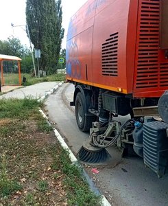 В Новочеркасске продолжается уборка городских улиц и обновление остановочных комплексов — фото 6