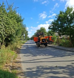На улицу Гагарина в Новочеркасске пришла долгожданная техника и идёт уборка территории — фото 2