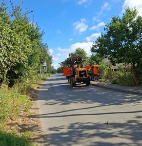 На улицу Гагарина в Новочеркасске пришла долгожданная техника и идёт уборка территории — фото 3
