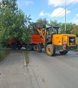 На улицу Гагарина в Новочеркасске пришла долгожданная техника и идёт уборка территории — фото 4