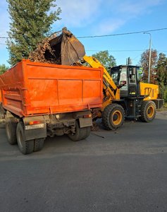 На улицу Гагарина в Новочеркасске пришла долгожданная техника и идёт уборка территории — фото 6