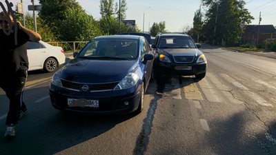 На улице Гагарина в Новочеркасске произошло ДТП, в котором столкнулись автомобили Nissan и Chery — фото 2