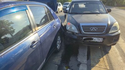 На улице Гагарина в Новочеркасске произошло ДТП, в котором столкнулись автомобили Nissan и Chery — фото 3