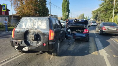 На улице Гагарина в Новочеркасске произошло ДТП, в котором столкнулись автомобили Nissan и Chery — фото 4