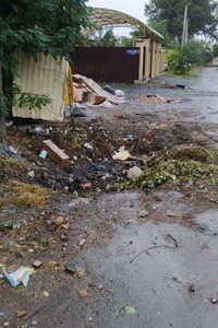 На переулке Спасском в Новочеркасске в результате уборки мусора была вырыта яма диаметром 3 метра и...