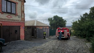 В Новочеркасске на улице Островского, 57 произошло замыкание электропроводки в электрощитке — фото 2