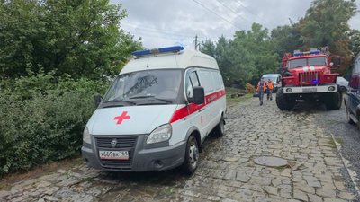 В Новочеркасске на улице Островского, 57 произошло замыкание электропроводки в электрощитке — фото 3