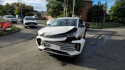 На пересечении улиц Будённовской и Ленгника столкнулись Volkswagen и Exeed