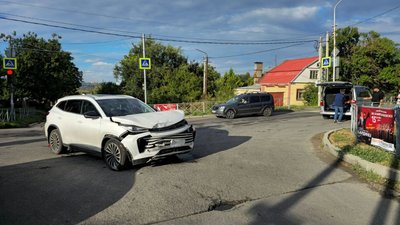 На пересечении улиц Будённовской и Ленгника столкнулись Volkswagen и Exeed — фото 2
