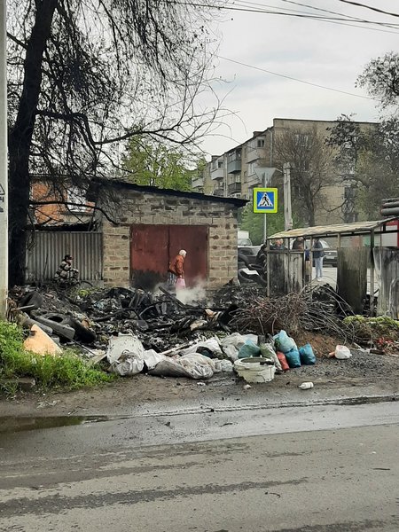 🔥Свалку на углу Михайловской и Думенко можно не убирать, она сама сгорела — фото 1