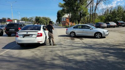 ДТП произошло у терапевтического корпуса при заезде на парковку — фото 3