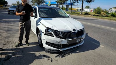 ДТП произошло у терапевтического корпуса при заезде на парковку — фото 4