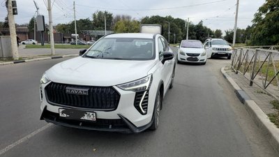 На Баклановском проспекте у четырнадцатиэтажки столкнулись Haval и Opel — фото 4