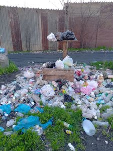 В наш рейтинг самых забытых контейнерных площадок врываются жители улицы Железнодорожной