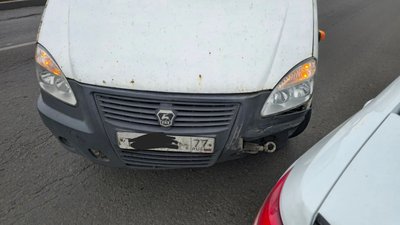 На Ростовском выезде, 13, водитель автомобиля ГАЗ при въезде на парковку не пропустил встречную... — фото 3