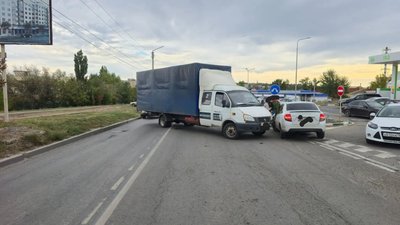На Ростовском выезде, 13, водитель автомобиля ГАЗ при въезде на парковку не пропустил встречную... — фото 4