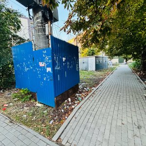 Жители Новочеркасска пожаловались на захламлённую территорию между зданиями магазинов на улице... — фото 2