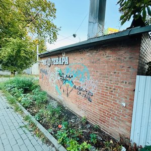Жители Новочеркасска пожаловались на захламлённую территорию между зданиями магазинов на улице... — фото 6