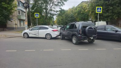 В Новочеркасске на перекрёстке улиц Ларина и Народная произошло ДТП — фото 2
