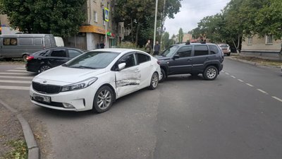 В Новочеркасске на перекрёстке улиц Ларина и Народная произошло ДТП — фото 3