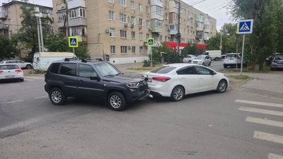 В Новочеркасске на перекрёстке улиц Ларина и Народная произошло ДТП — фото 4