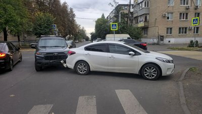 В Новочеркасске на перекрёстке улиц Ларина и Народная произошло ДТП — фото 5