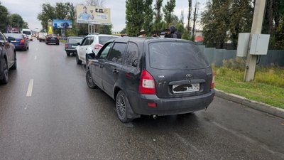 На Баклановском, в районе АЗС Роснефть, водитель ВАЗа отвлёкся за рулём и влетел в стоявший в... — фото 2