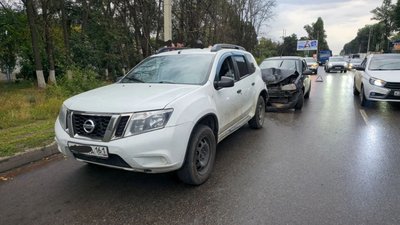 На Баклановском, в районе АЗС Роснефть, водитель ВАЗа отвлёкся за рулём и влетел в стоявший в... — фото 4
