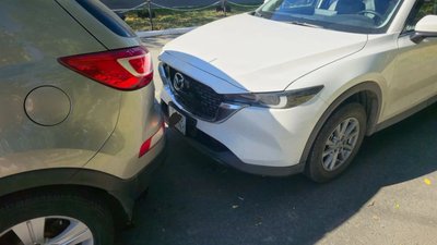 На проспекте Ермака Mazda врезалась в остановившуюся перед переходом Kia — фото 3