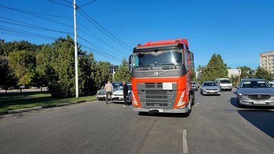 ДТП произошло на площади Юбилейной, между Баклановским проспектом и улицей Первомайской — фото 3