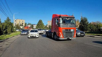 ДТП произошло на площади Юбилейной, между Баклановским проспектом и улицей Первомайской — фото 4