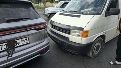На Будённовской столкнулись Volkswagen Transporter и Geely — фото 2