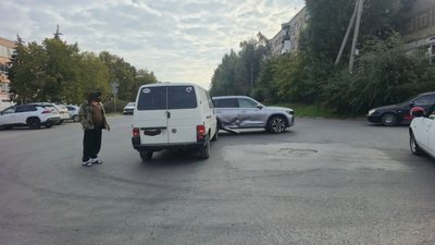 На Будённовской столкнулись Volkswagen Transporter и Geely — фото 3