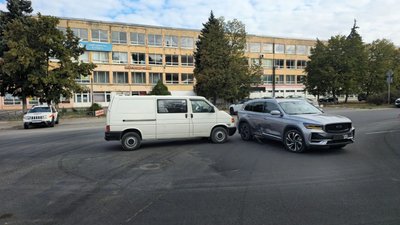 На Будённовской столкнулись Volkswagen Transporter и Geely — фото 4