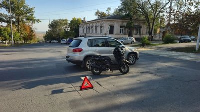 В Новочеркасске в ДТП пострадала 32-летняя женщина на скутере — фото 2