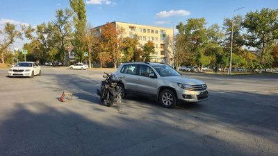 В Новочеркасске в ДТП пострадала 32-летняя женщина на скутере — фото 3